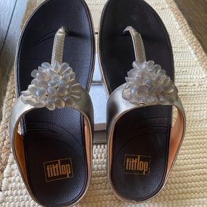 Fitflop Florrie - flirty floral toe-post sandals